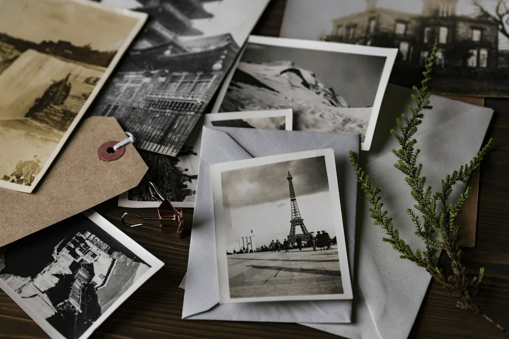 Cartes postales et photographies anciennes éparpillées sur une table