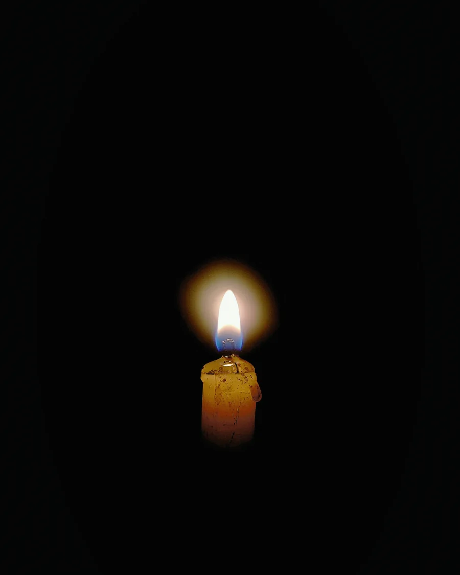 Flamme d'une bougie unique dans une obscurité complète